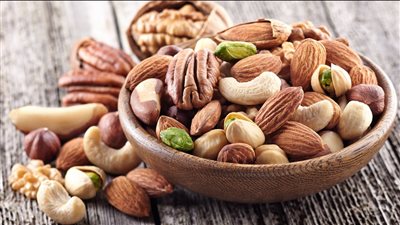 لخسارة الوزن أو دعم القلب.. متى تتناول المكسرات؟