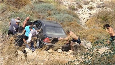 بالصور: انحراف سيارة تقودها امرأة 