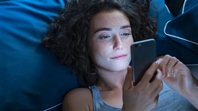 يتغلغل في الجلد بشكل أعمق من الأشعة فوق البنفسجية.. دراسة تحذر من ضوء الشاشات الأزرق على البشرة