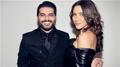 بعد انتشار خبر حملها.. نيكولا معوض يضع دانييلا رحمة بموقف محرج على المسرح وهي 