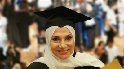 إمرأة عاملة، أمّ لخمسة أولاد وجدّة لخمسة أحفاد ... حصلت على اجازة في العلوم الاجتماعية وتستعد لتقدم بحث الماسترز