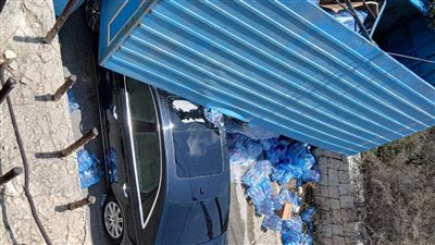 إصابة شخص جراء سقوط شاحنة مياه على سيارة