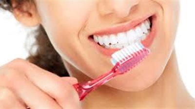 قبل أم بعد الإفطار... ما التوقيت الأمثل لتنظيف الأسنان صباحًا؟