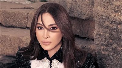 إليسا تعثرت وكادت ان تقع على المسرح شاهدوا ماذا حصل معها في مصر (فيديو)