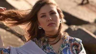 بعد خطأ طبي أدى إلى تساقط شعرها.. فنانة شهيرة تتعرّض لإصابة جديدة! (صورة)
