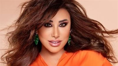 برفقة زوجها الإماراتي.. نجوى كرم تُحيي حفلا في دبي وتتألق بفستان برتقالي (فيديو)