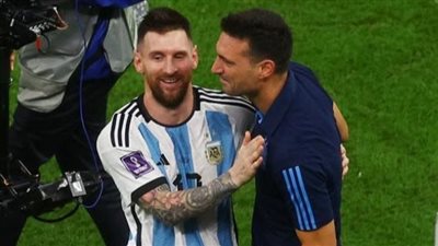 بالفيديو: مدرّب الأرجنتين يذرف الدموع.. ما علاقة ميسي؟