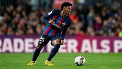 سيبتعد عن الملاعب لفترة... نادي برشلونة يعلن تعرّض مدافعه الدولي للإصابة