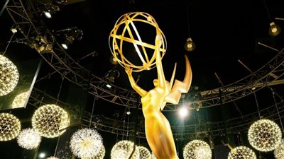 بالكوفية الفلسطينية.. نجم عالمي يُثير الجدل في حفل توزيع جوائز Emmy Awards (صور)