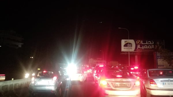 نداءات من المواطنين العالقين بسياراتهم منذ ساعات بسبب ازدحام السير من منطقة الجية | ياصور