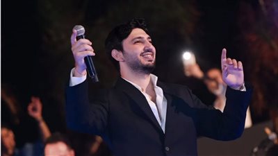أول إطلالة لها على السجادة الحمراء.. محمد فضل شاكر يُشارك مع زوجته في الموريكس دور (فيديو)