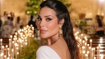 ‏بفستان من الشبك.. نادين نسيب نجيم تطل كعارضة أزياء في دبي (فيديو)