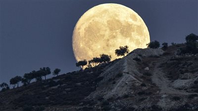لبنان يشهد حدثاً فلكياً استثنائياً، ما هي ظاهرة القمر العملاق او الـ super moon؟؟