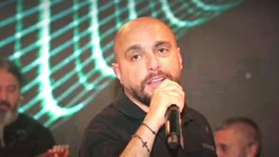 بالصورة.. كارلوس يفاجئ جمهوره بدخوله القفص الذهبي