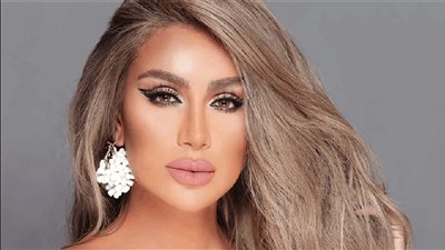 بتنورة جلد قصيرة… مايا دياب بإطلالة جريئة جديدة (صور)