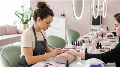 صالون  The Nail Bar Beauty and Spa في بلدة أنصار الجنوبية يبحث عن مختصّة في مجال الأظافر 