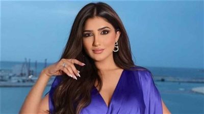 في باريس.. مي عمر تخطف الأضواء بإطلالة سوداء أنيقة