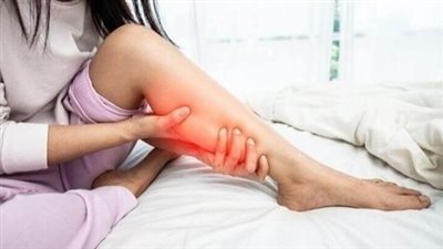 3 خطوات يومية للحفاظ على صحة ساقيك أثناء العمل