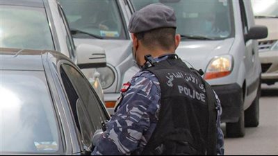  انتحل صفة سائق قاض وأوهم ضحاياه بإخلاء سبيل موقوفين.. قوى الأمن أوقفته وعممت صورته (الصورة داخل الخبر)