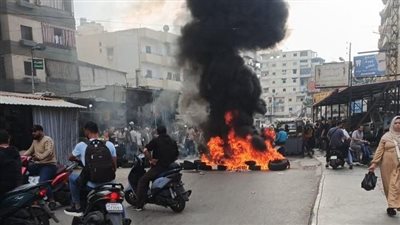 احتجاجًا على إغلاق المداخل والمنافذ للمخيّم... قطع طريق وإطارات مشتعلة!