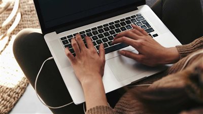 اللابتوب في الحضن... مخاطر خفية تهدد الخصوبة والعمود الفقري والنوم