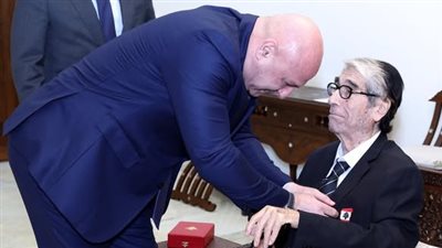 رئيس الجمهورية قلّد الفنان صلاح تيزاني (أبو سليم) وسام الاستحقاق اللبناني الفضي ذي السعف