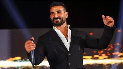 مسنوداً على أذرع عدد من مرافقيه.. أحمد سعد يحيي أول حفل له بعد تعرضه لحادث سير (فيديو)