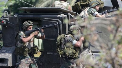 مداهمات للجيش في منطقة لبنانية بعد اشتباك مسلّح أحدث أضراراً واسعة