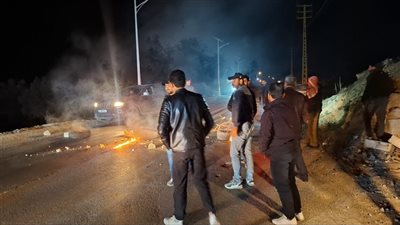 أصحاب شاحنات التهريب يقفلون الطريق احتجاجًا على مصادرتها! (صورة)