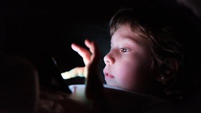 هل فعلا يؤثر الضوء الأزرق على نوم الأطفال؟