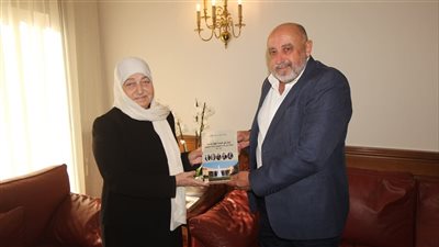 بهية الحريري تتسلم من خالد الكردي كتابه 