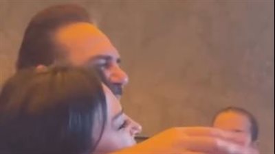 بعد انتشار شائعة انفصالهما.. فنان لبناني شهير يحتفل برفقة زوجته بعيده بأجواء رومانسية (فيديو)