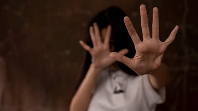 توقيف والد تحرش بإبنته القاصر بعلم والدتها وتسترها !!