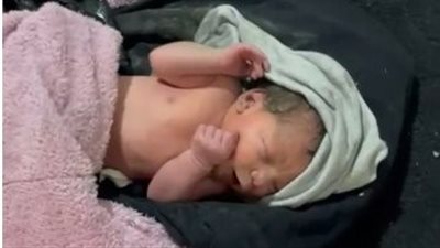 جريمة انسانية: ام تضع ابنتها حديثة الولادة داخل كيس اسود وتتركها في العراء وتهرب!