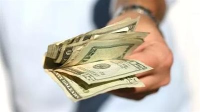 العثور على مبلغ مالي على طريق البص- صور