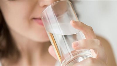 لإنقاص الوزن.. العلماء ينصحون شرب الماء الدافئ في هذا التوقيت