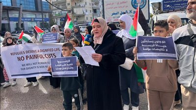 وقفة شعبية غاضبة ضد سياسة تقليص خدمات الأونروا أمام مكتبها في صور