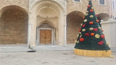 إلقاء قُنبُلة داخل باحة كنيسة... محاولة إحراق شجرة ميلاد!
