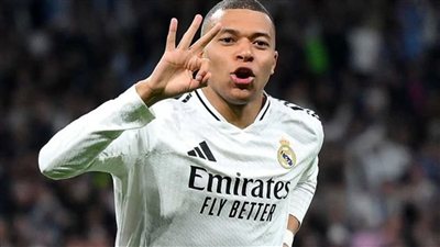 ارتدى قميص المنتخب المغربي.. مبابي في مدرجات ملعب الرباط (فيديو)