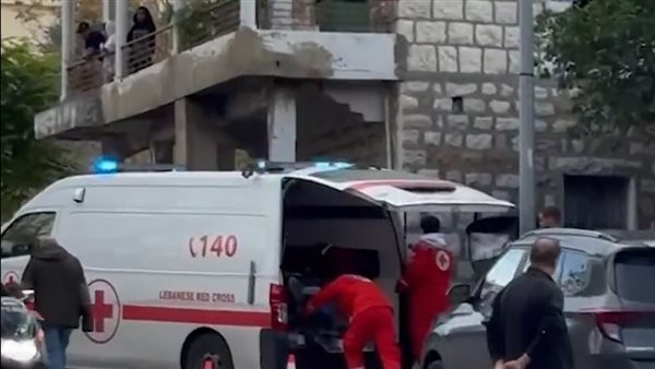 بالصّورة: صيانة تتحوّل إلى حادث… "عامل" كهرباء يُصاب بصعقة!