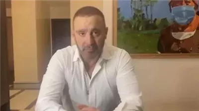 لوحة خلف أحمد السقا شغلت المصريين.. اليكم القصة كاملة