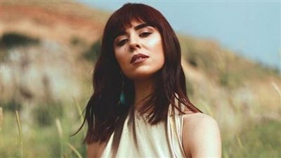 زينة مكّي تشارك جمهورها صورة جديدة بإطلالة أنيقة