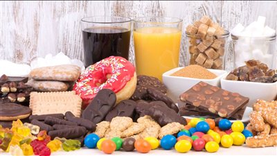 لماذا نشتهي السكريات في الصباح؟ إليكم الأسباب والحلول