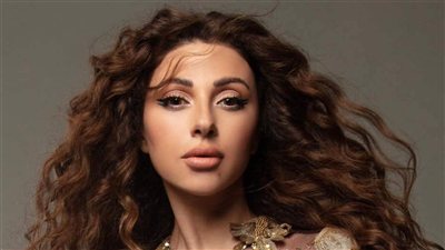 رمي دولارات على ميريام فارس أثناء غنائها.. فيديو ينتشر ويُثير جدلاً