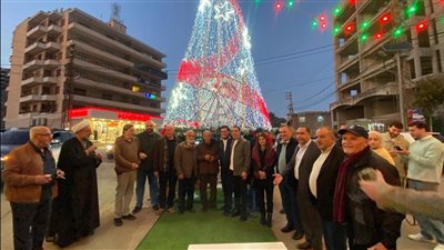 مدينة النبطية تحتفل بإضاءة شجرة الميلاد  قرب تمثال العالم حسن كامل الصباح