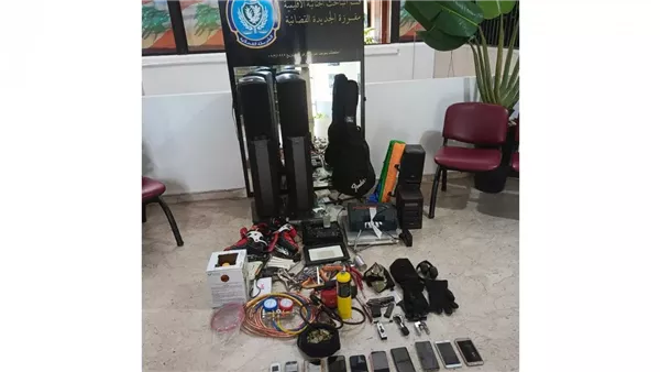 قوى الأمن توقف متورطين في سرقة منزل تحت تهديد السلاح