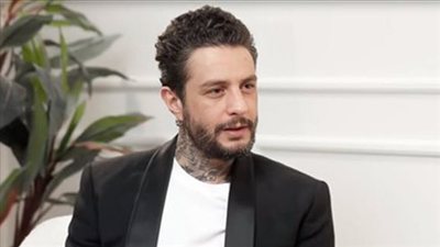 خلال عزاء والدته.. أحمد الفيشاوي ينفعل على المصورين شاهدوا ما فعله بأحدهم