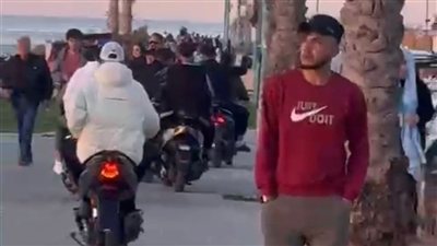 قيادة الدراجات النارية على ارصفة المشاة في صور ... خطر يومي وفلتان دائم والبلدية تصدر تعميماً 