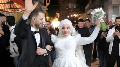 عرس شعبي على الطريقة القديمة في مدينة صور ... ابراهيم وحوراء احتفلا بزفافهما وسط الشارع برفقة الاهل والاحباب وقمة السعادة في المحبة والبساطة