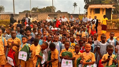 الجامعة اللبنانية الثقافية في العالم – فرع الغنوا توزّع 600 حقيبة مدرسية وقرطاسية على أربع مدارس حكومية
